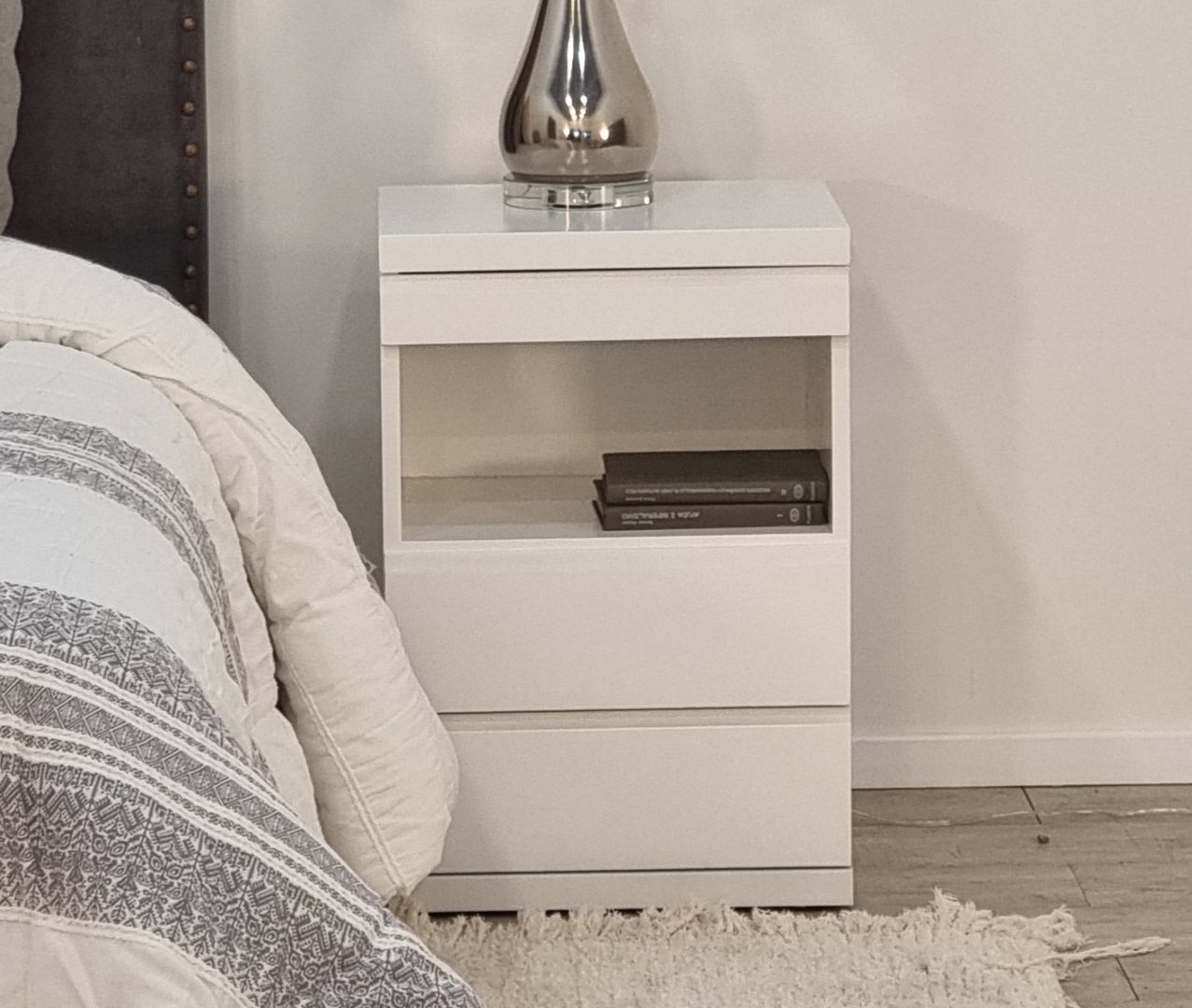 MESA DE NOCHE BLOCK + VELADOR BASE CROMADA (2) (1)