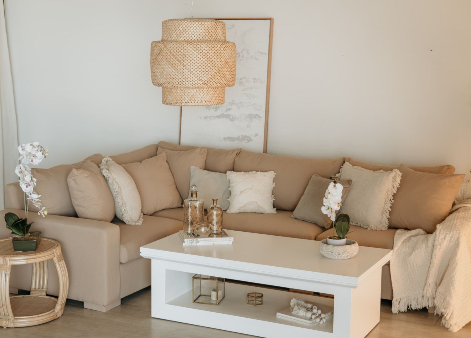 SILLON MODULOR LOUNGE CLOUDY + MESA MANHATTAN + MESA DE CENTRO HUNG YEN CHICA DE RATÁN + LAMPARA BAMBU (2)